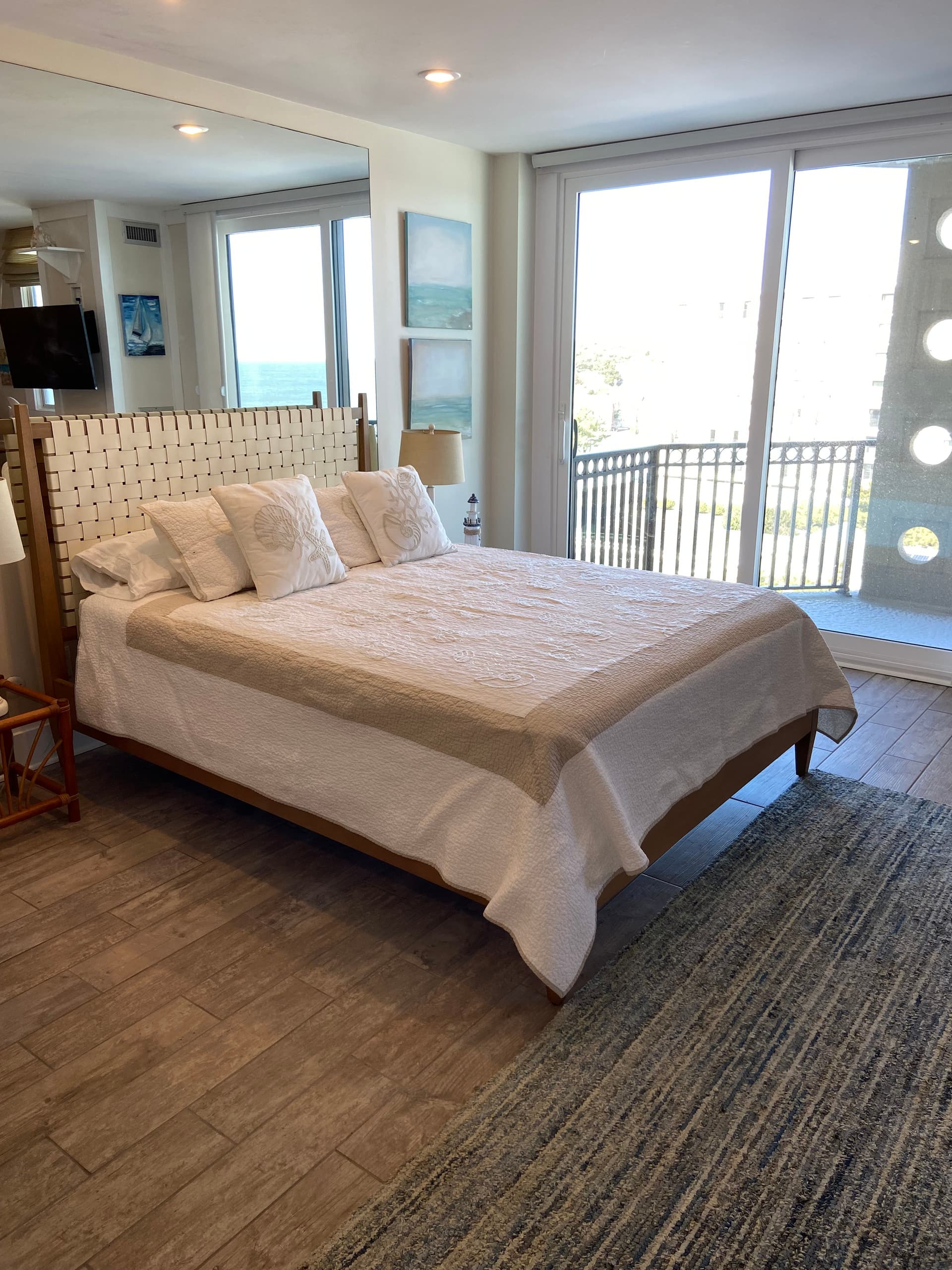 Sunlit beach condo on boardwalk — photo 2