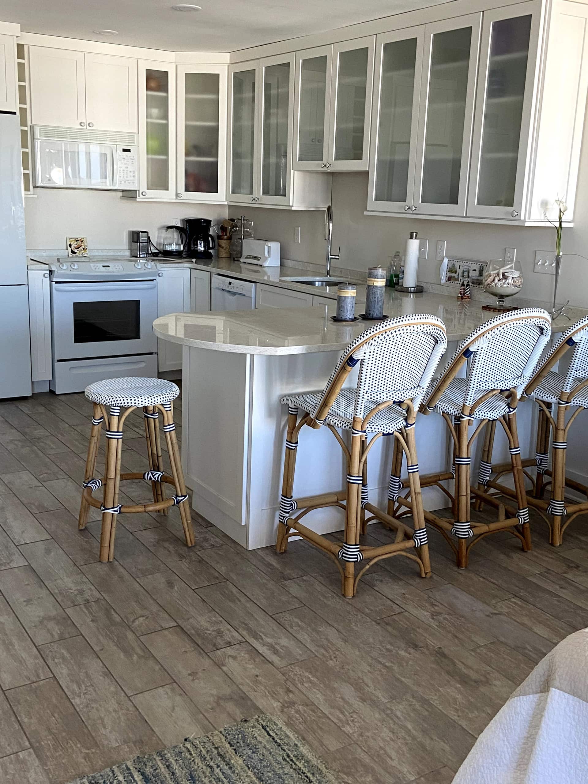 Sunlit beach condo on boardwalk — photo 3