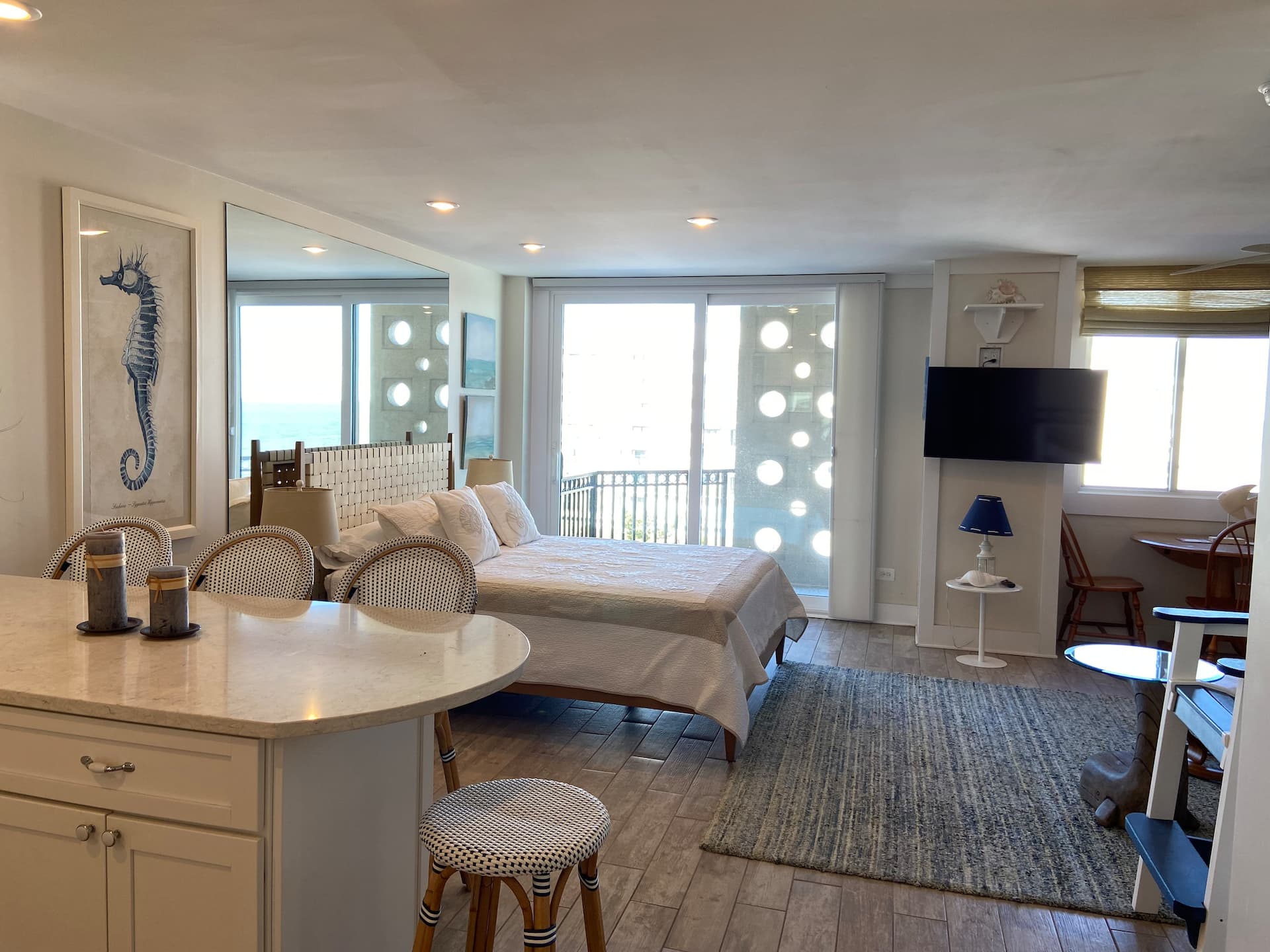 Sunlit beach condo on boardwalk — photo 5